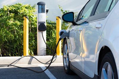 Foto: Auto mit Ladekabel